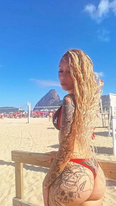Musa Rubro-Negra Taty Trike incendeia a praia do Flamengo na celebração do Tetra!