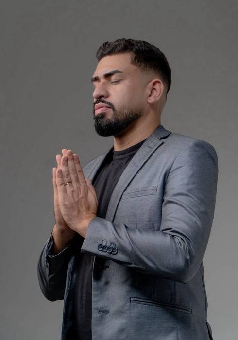 Cantor caruaruense Thiago Cosmo ganha destaque no cenário gospel pernambucano