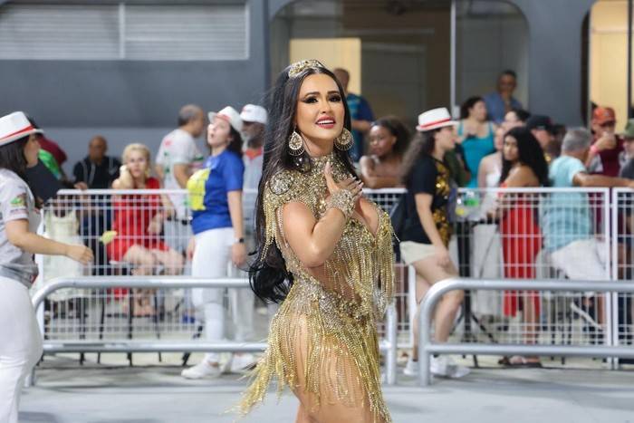 Musa Suzana Aramuni brilha no ensaio técnico da Acadêmicos do Tucuruvi