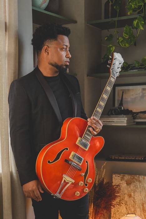 Jimi Oliver desafia o palco do Blue Note Rio com tributo a George Benson