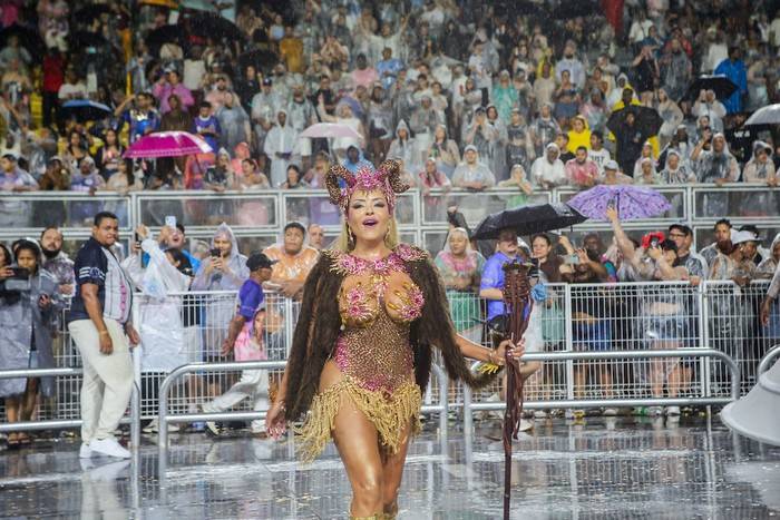 Rainha da Rosas de Ouro, Ana Beatriz Godoi encara a chuva com fantasia de 40 mil cristais