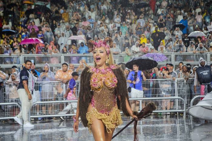 Rainha da Rosas de Ouro, Ana Beatriz Godoi encara a chuva com fantasia de 40 mil cristais