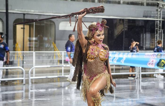 Rainha da Rosas de Ouro, Ana Beatriz Godoi encara a chuva com fantasia de 40 mil cristais
