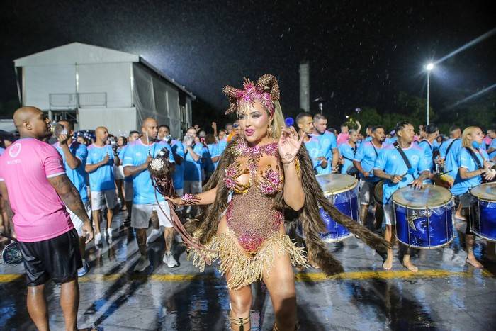 Rainha da Rosas de Ouro, Ana Beatriz Godoi encara a chuva com fantasia de 40 mil cristais