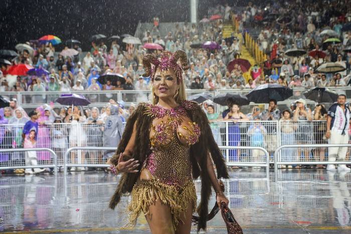 Rainha da Rosas de Ouro, Ana Beatriz Godoi encara a chuva com fantasia de 40 mil cristais