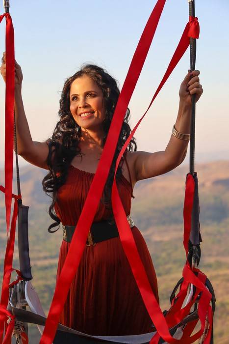 Andrea Aiko lança EP "Deixa Ser Feliz" e é finalista em cinco categorias do 8º Prêmio de Profissionais da Música