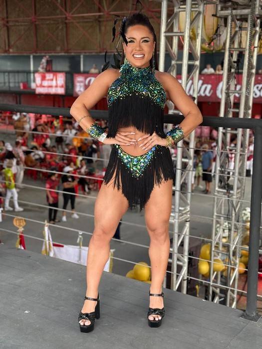 Musa da Colorado Carla Silva faz estreia em São Paulo com look original de Juju Salimeni