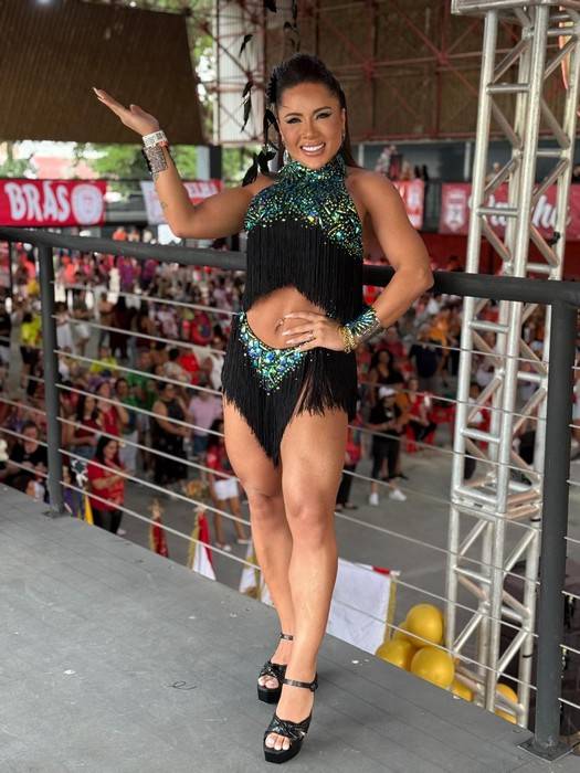 Musa da Colorado Carla Silva faz estreia em São Paulo com look original de Juju Salimeni