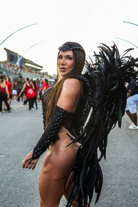 Carla Silva surpreende no primeiro ensaio como musa da Colorado do Brás