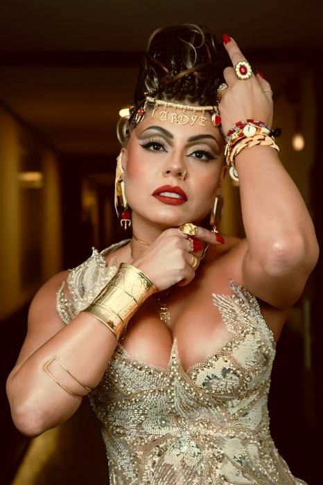 Deborah Caetano encanta o carnaval com look de pedras e elegância