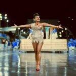 Deborah Caetano encanta o carnaval com look de pedras e elegância