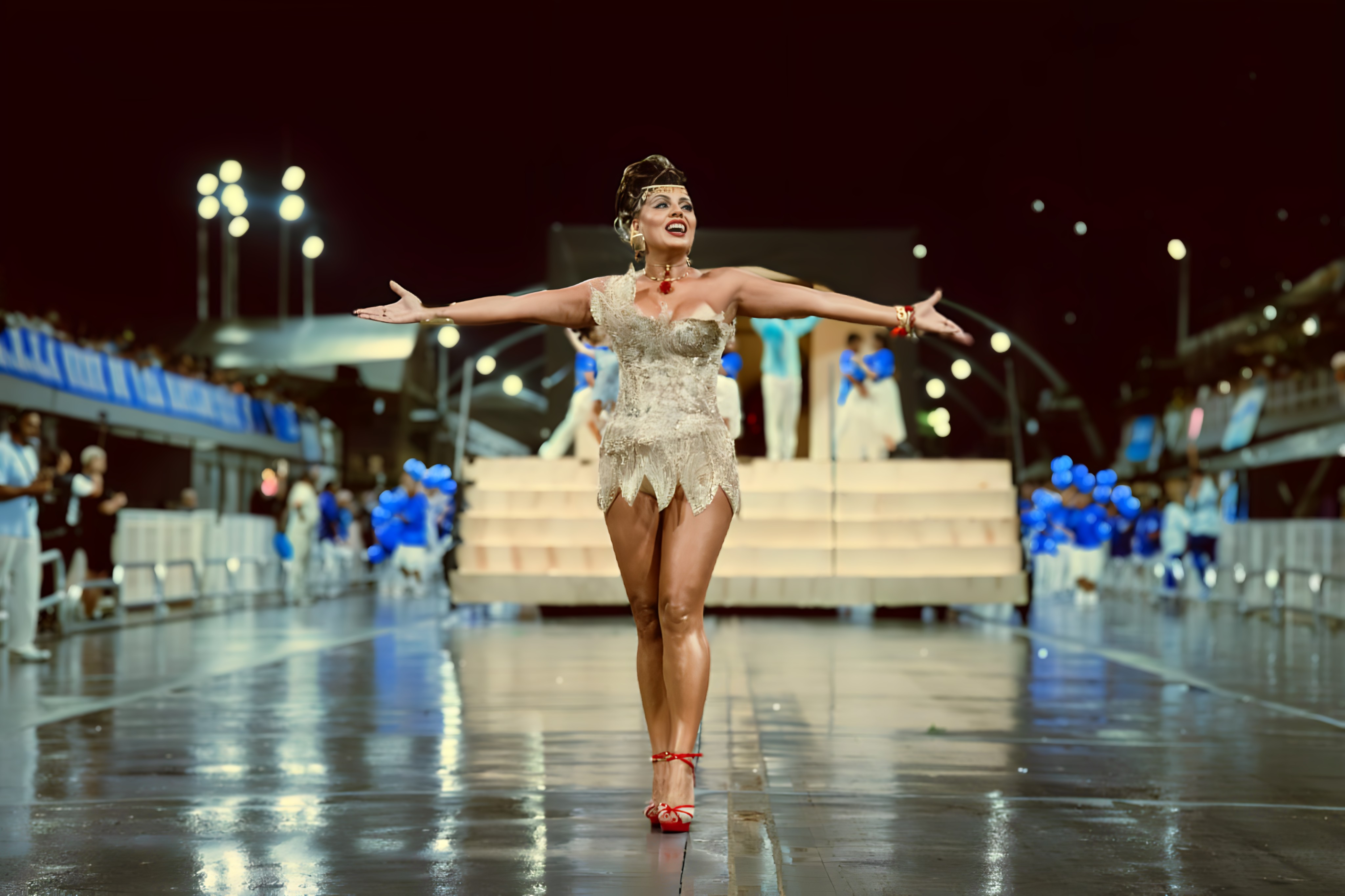Deborah Caetano encanta o carnaval com look de pedras e elegância