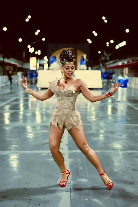 Deborah Caetano encanta o carnaval com look de pedras e elegância