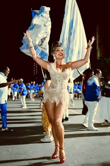 Deborah Caetano encanta o carnaval com look de pedras e elegância