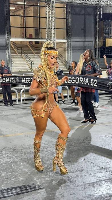 Francine Carvalho: Musa da Gaviões deixa todos impressionados com truque de fixação de tapa-sexo