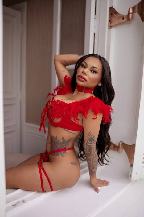 Miss England Gabi Fatalle relança ensaios nu e retorna ao Brasil para estrear no carnaval