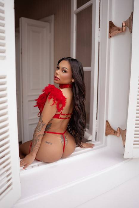 Miss England Gabi Fatalle relança ensaios nu e retorna ao Brasil para estrear no carnaval