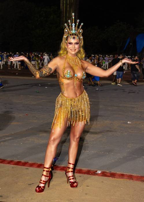 Isis Camargo: A Musa que transformou a chuva em arte