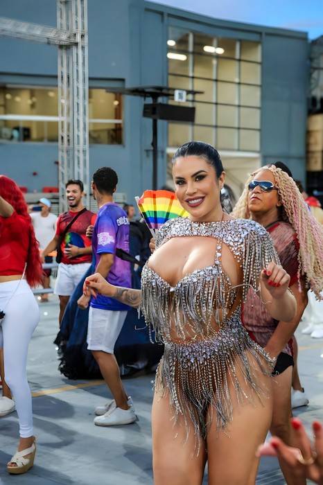 Jéssica Amaral retorna ao carnaval com fantasia escandalosa