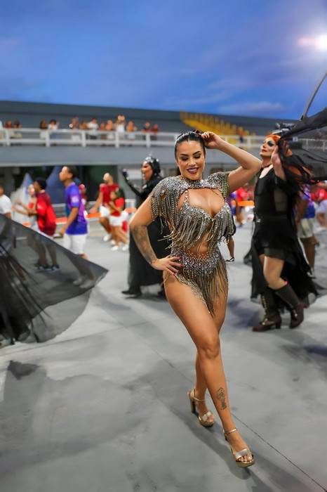 Jéssica Amaral retorna ao carnaval com fantasia escandalosa