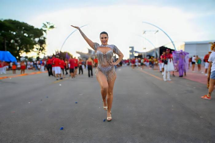 Jéssica Amaral retorna ao carnaval com fantasia escandalosa