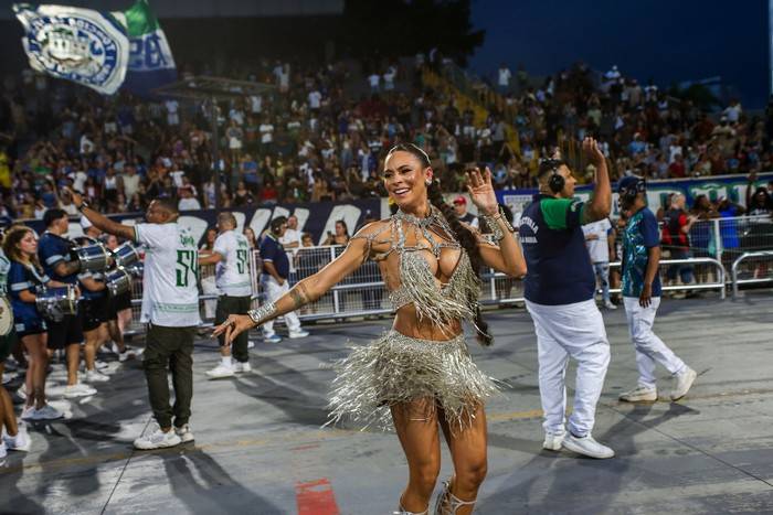 Josi Aoas revela look metalizado em ensaio e mantém segredo sobre fantasia do desfile