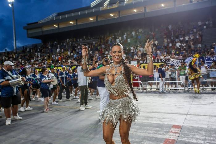 Josi Aoas revela look metalizado em ensaio e mantém segredo sobre fantasia do desfile