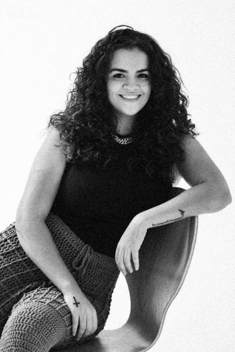 Das calçadas de Niterói ao Royal Albert Hall: Ju Rosario simboliza a resiliência feminina no mês da mulher