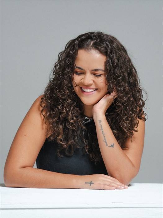 Das calçadas de Niterói ao Royal Albert Hall: Ju Rosario simboliza a resiliência feminina no mês da mulher