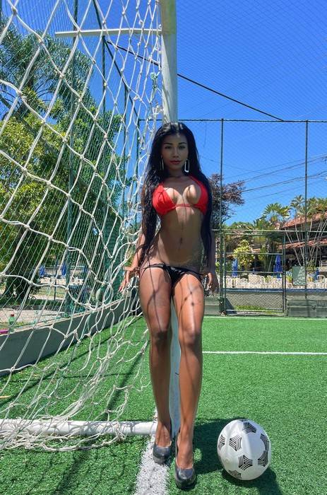 Julya Mello, Musa do Flamengo, ostenta curvas de tirar o fôlego durante ensaio sensual em campo de futebol