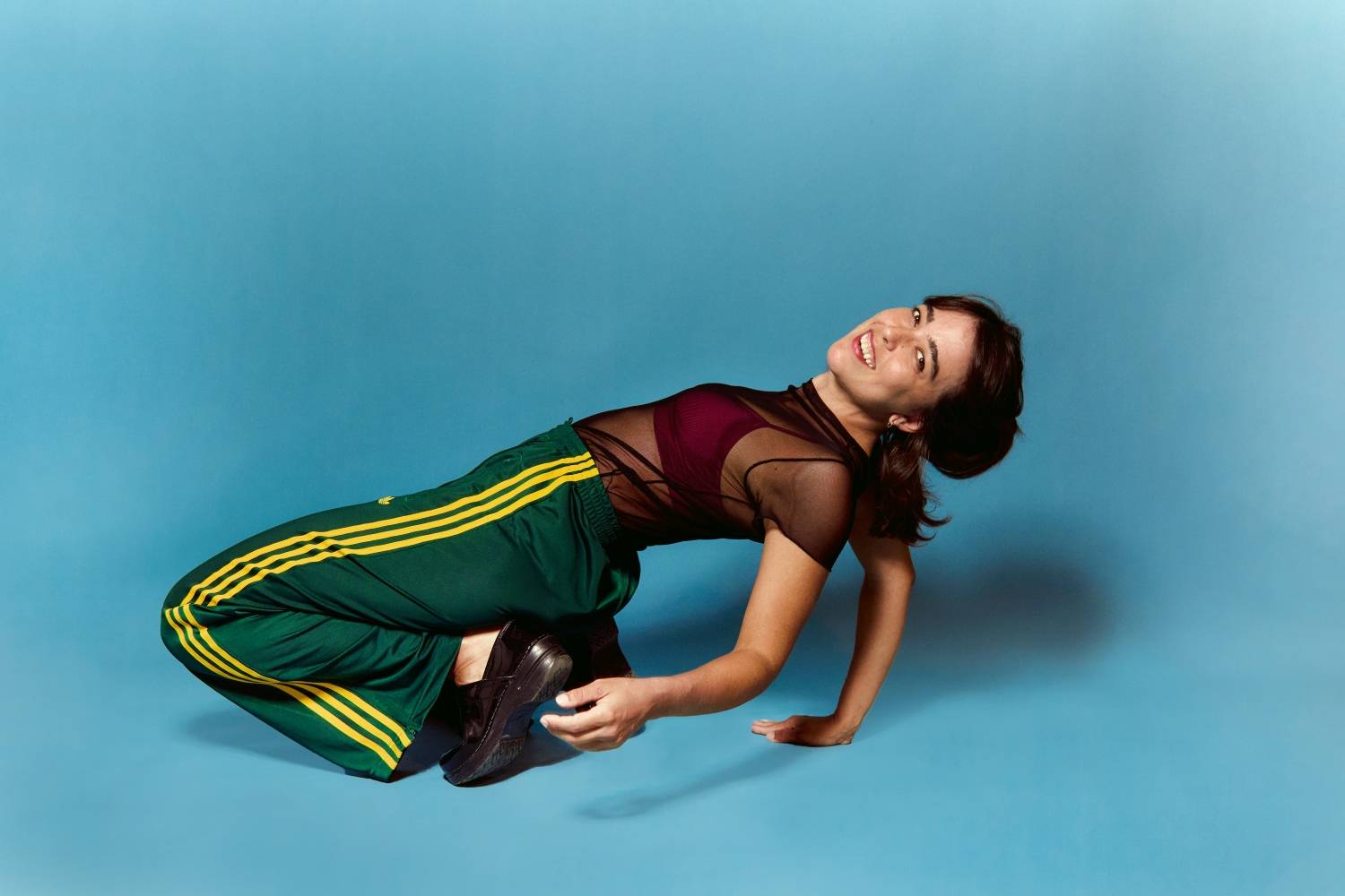 Mari Romano lança o single “Tudo Errado” e anuncia o álbum “Além da Pele”