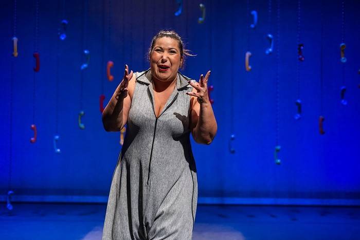 Mariana Xavier chega ao Teatro da Ilha com a aclamada comédia “Antes do Ano que Vem”