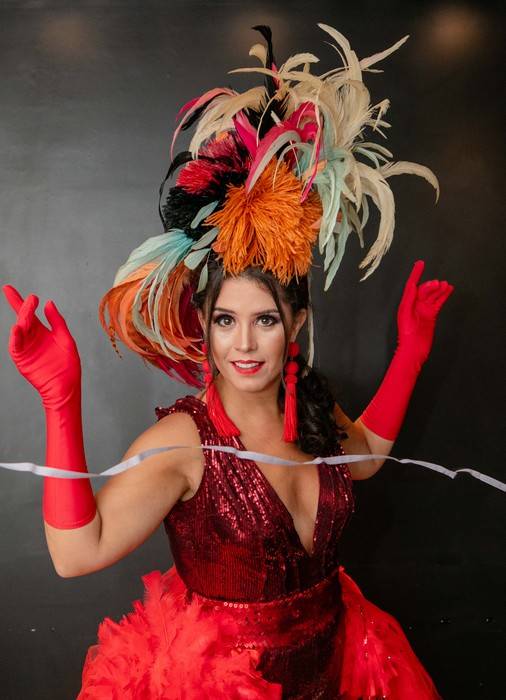 Mona Vilardo desfila clássicos dos bailes de gala no Theatro Municipal do Rio