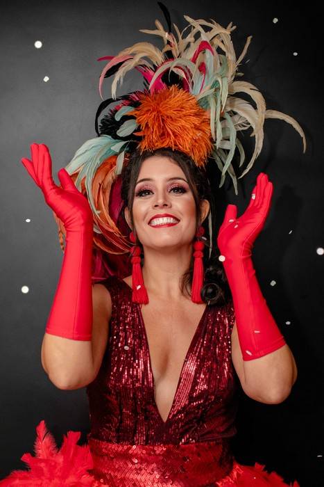 Mona Vilardo desfila clássicos dos bailes de gala no Theatro Municipal do Rio