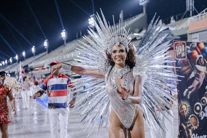 Nathalia Brito brilha como cometa no ensaio técnico da União da Ilha