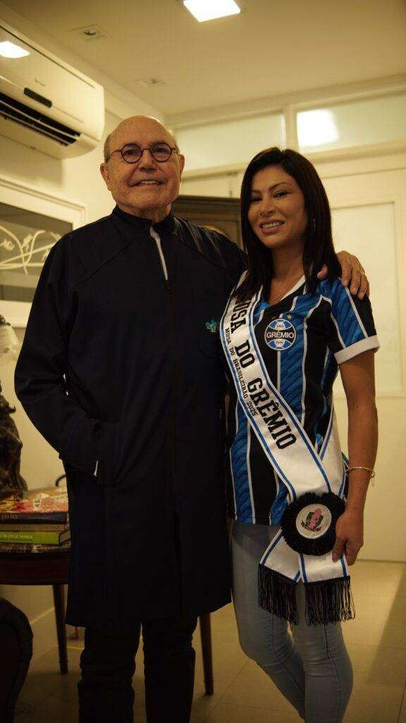 Musa do Grêmio, Roberta Pinho, realiza Biolplastia com renomado médico criador da técnica