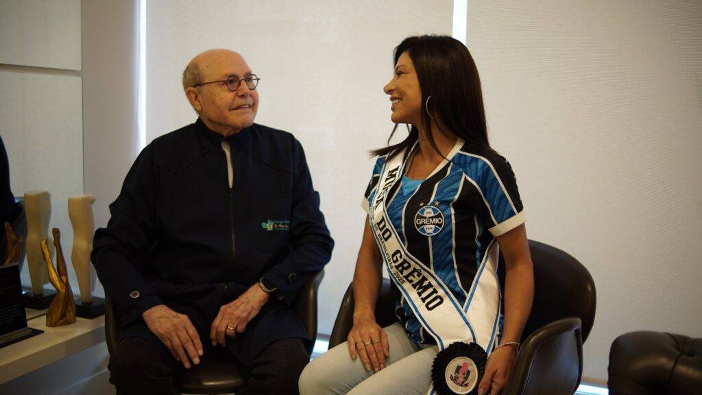 Musa do Grêmio, Roberta Pinho, realiza Biolplastia com renomado médico criador da técnica