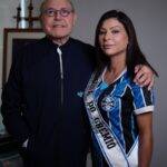 Musa do Grêmio, Roberta Pinho, realiza Biolplastia com renomado médico criador da técnica