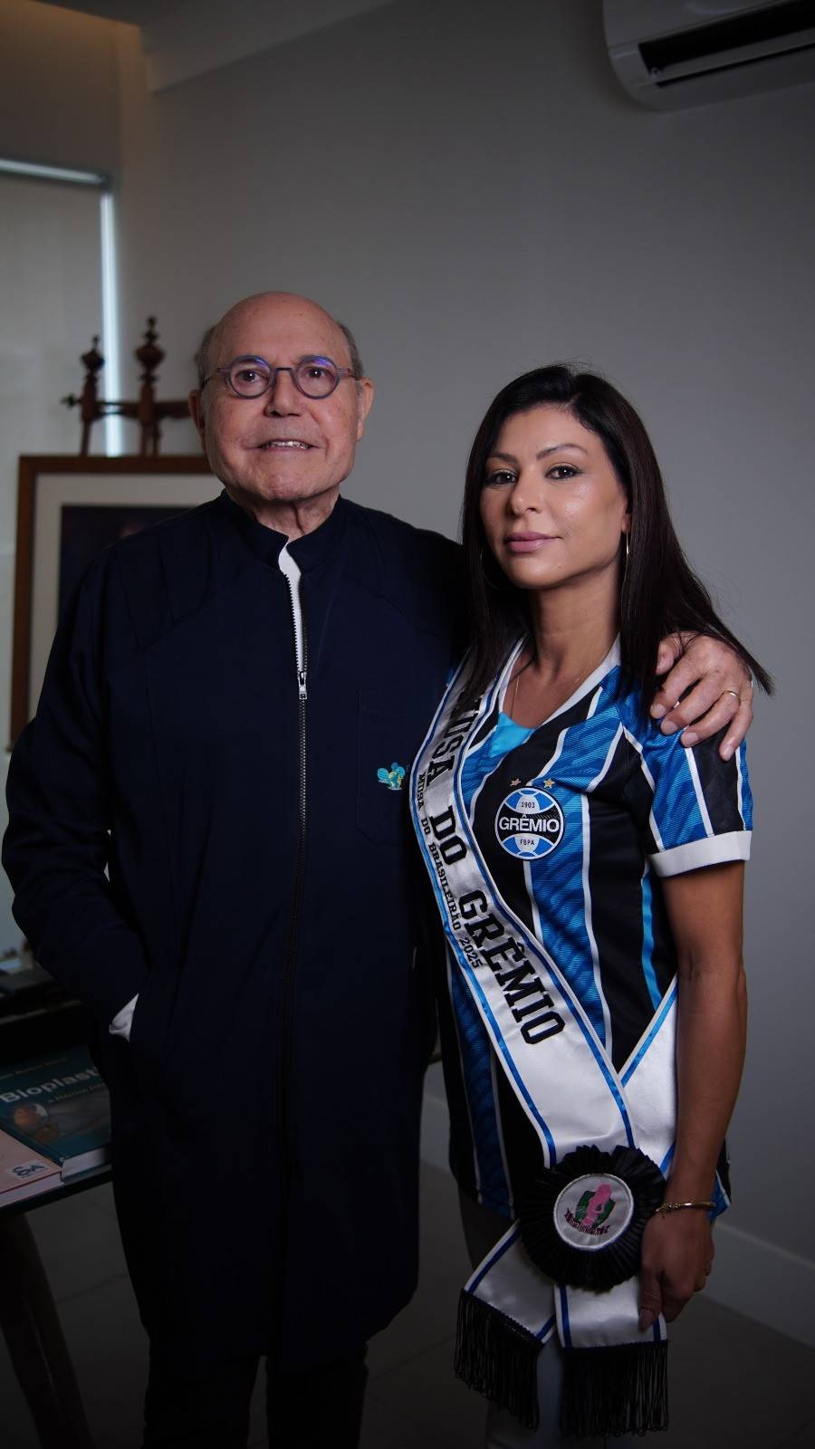 Musa do Grêmio, Roberta Pinho, realiza Biolplastia com renomado médico criador da técnica