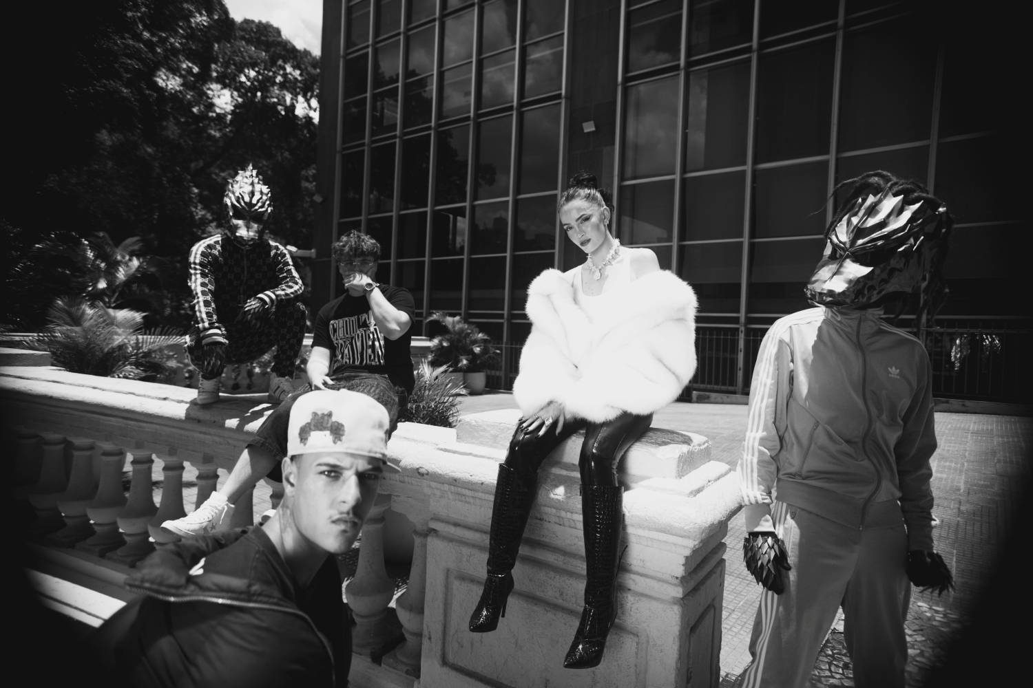 SUPERALMA apresenta uma São Paulo surreal e solitária em impactante clipe “Um Motivo para Ficar”