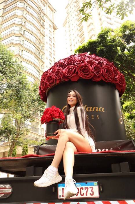 Suzi Sassaki é surpreendida por Lucas Souza com caminhão de flores