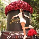 Suzi Sassaki é surpreendida por Lucas Souza com caminhão de flores