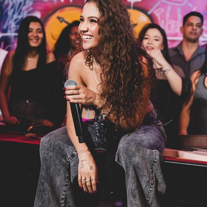 Thauane Celebra Sucesso de “Silêncio” com 17 Milhões de Plays