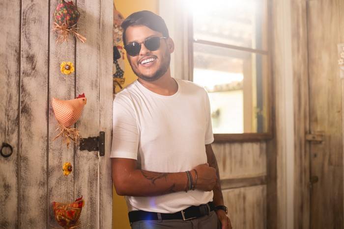 Thiago Aquino volta a brilhar com “Fiel a Rapariga”: um sucesso redivivo