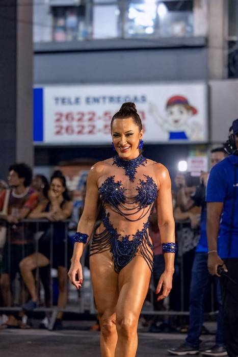 Vanessa Rangeli: Rainha de Bateria da Acadêmicos de Niterói exibe corpo escultural em ensaio de rua
