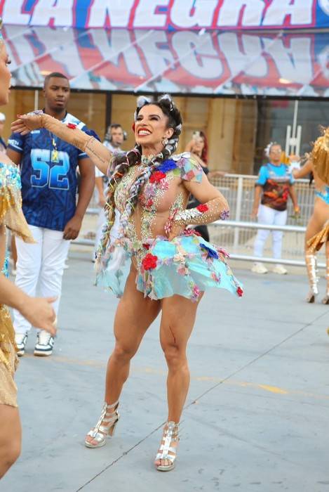 Vivian Cristinelle desfila como Princesa de Bateria da Tatuapé após 11 anos de preparação