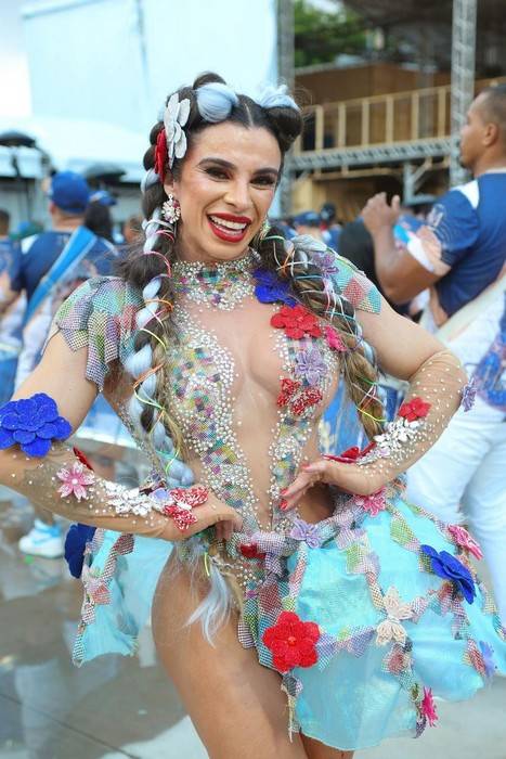 Vivian Cristinelle desfila como Princesa de Bateria da Tatuapé após 11 anos de preparação