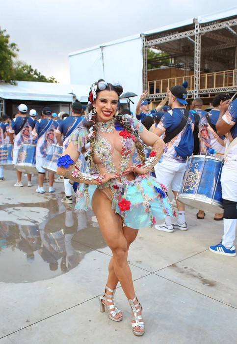 Vivian Cristinelle desfila como Princesa de Bateria da Tatuapé após 11 anos de preparação