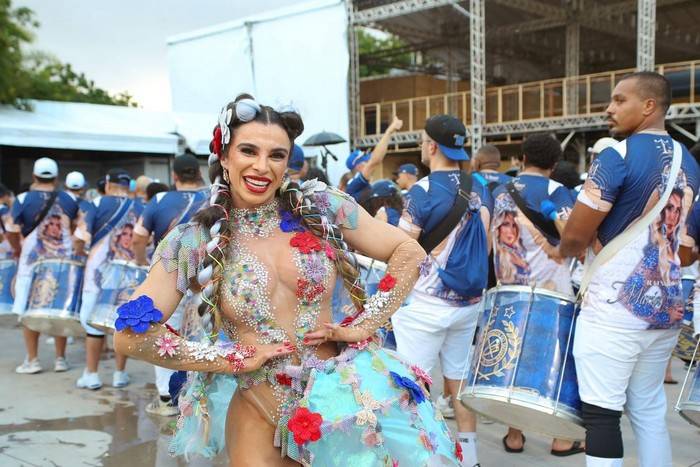 Vivian Cristinelle desfila como Princesa de Bateria da Tatuapé após 11 anos de preparação