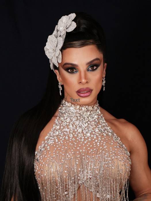 Vivian Cristinelle desfila como Princesa de Bateria da Tatuapé após 11 anos de preparação